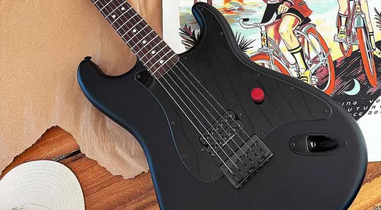 Fender Tom DeLonge Black Friday Stratocaster